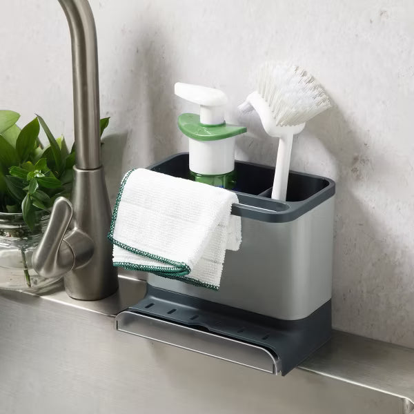 Organizador de fregadero Ledgebrook de Gibson Home con panel de metal y escurridor.