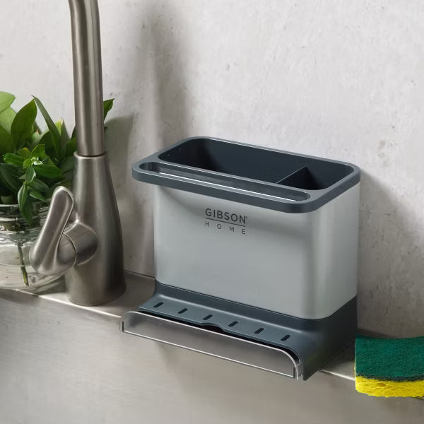 Organizador de fregadero Ledgebrook de Gibson Home con panel de metal y escurridor.